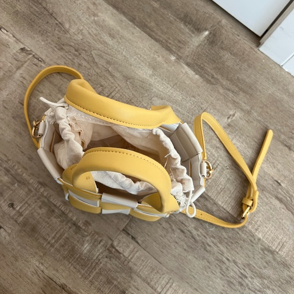 Woven basket style bucket bag - Picture 2 of 5